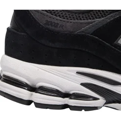 New Balance M2002